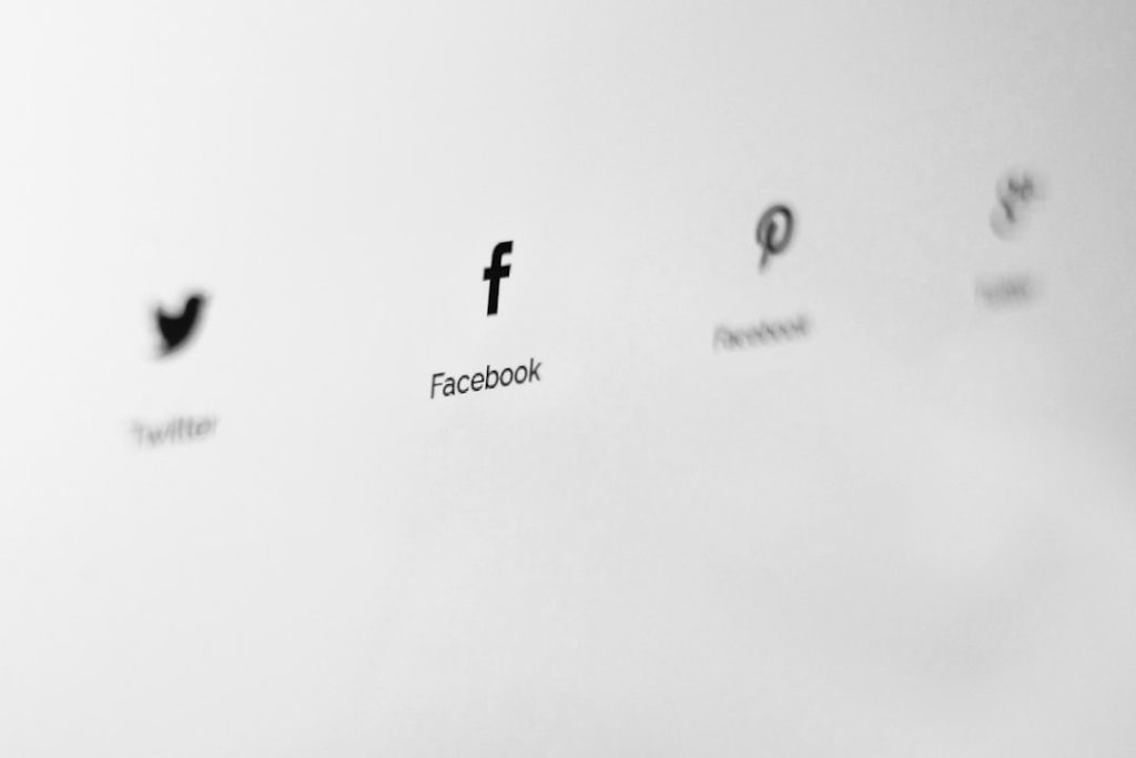 Sociale media invloed: hoe online platforms ons denken en doen vormgeven